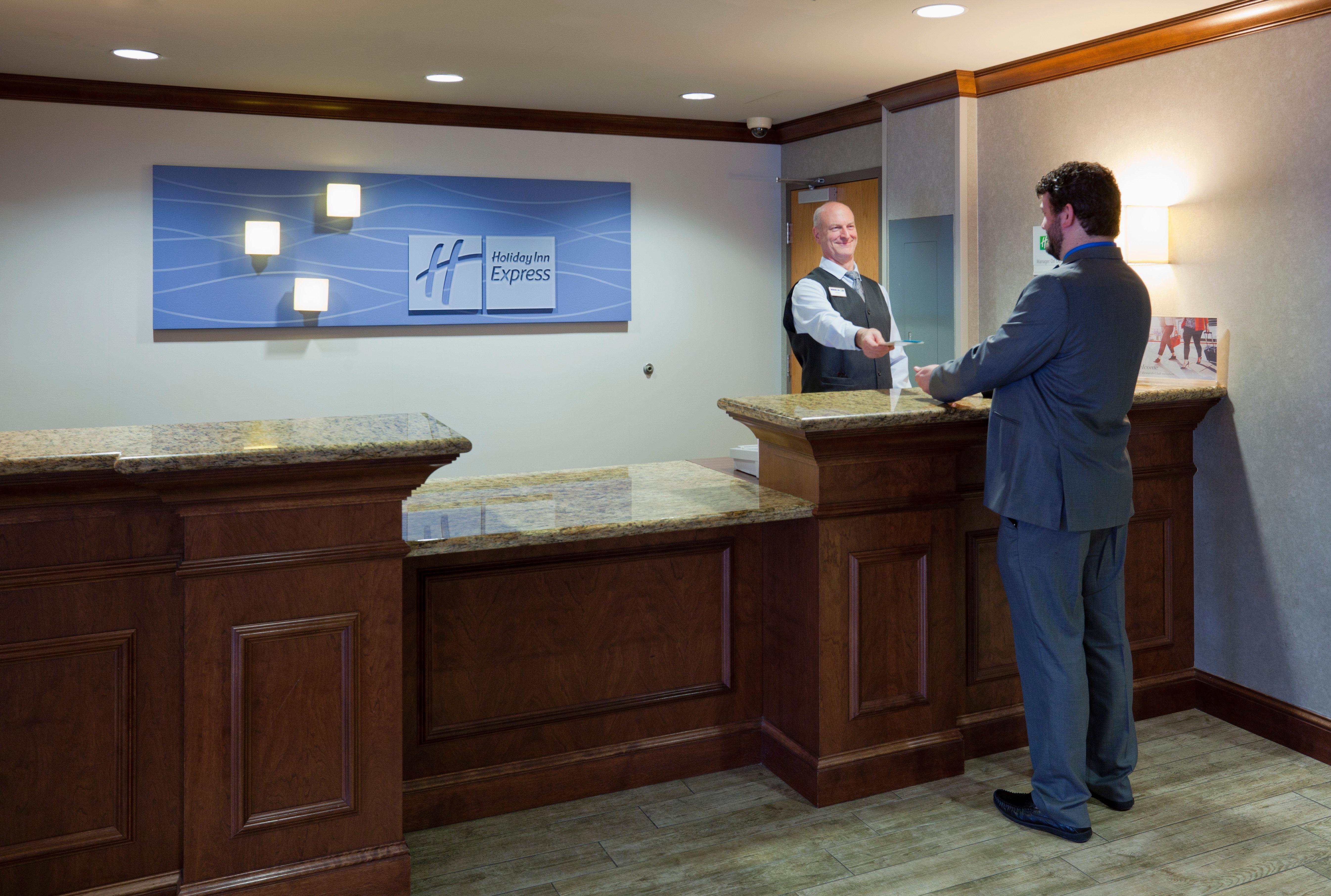 Holiday Inn Express & Suites Bloomington West By Ihg מראה חיצוני תמונה