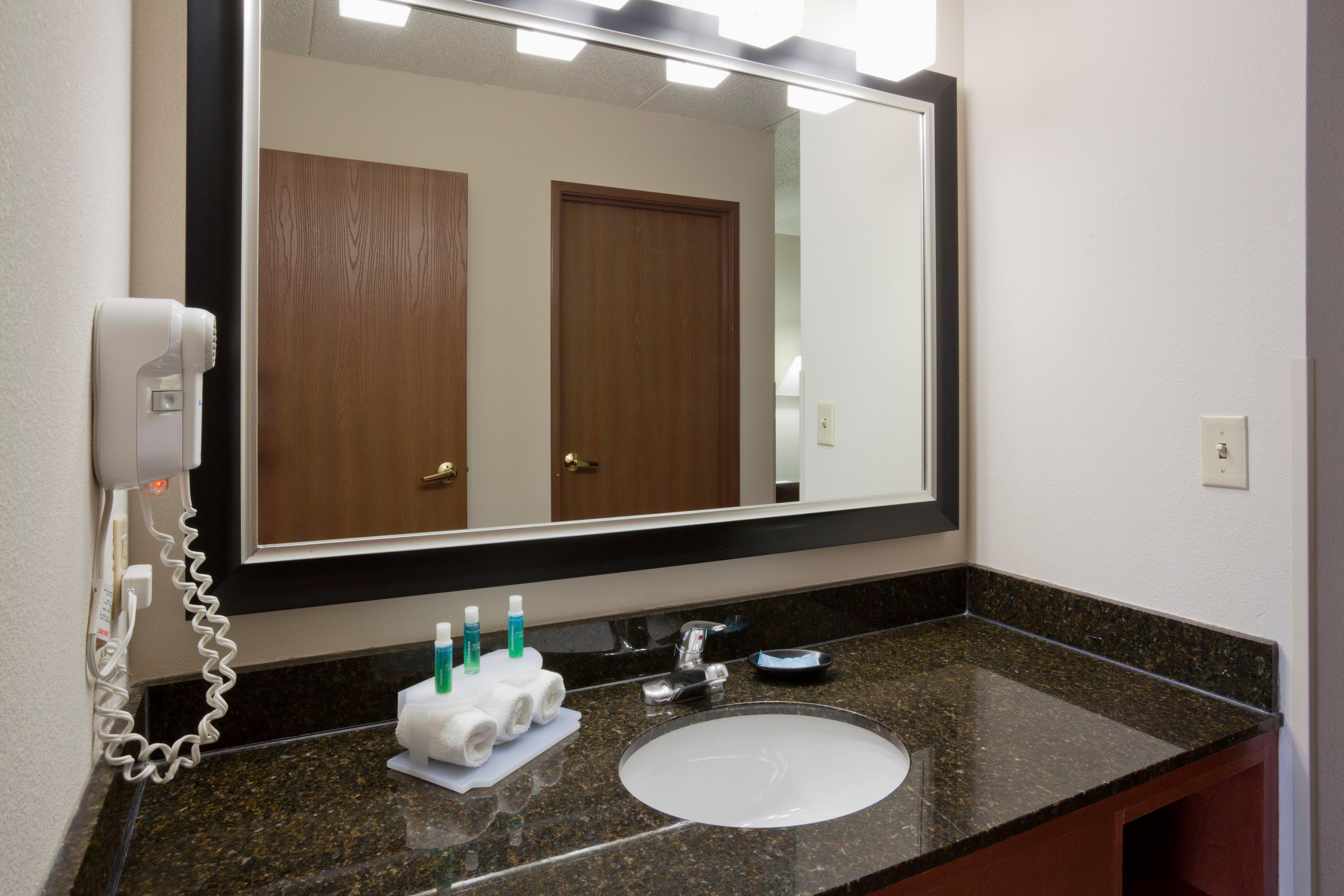 Holiday Inn Express & Suites Bloomington West By Ihg מראה חיצוני תמונה